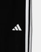 adidas Детски клин в черно с апликация JD6473