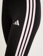 adidas Клин Essentials в черно с апликация JW1815