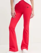 adidas Клин Essentials в червено с изчистен дизайн JD3074