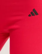 adidas Клин Essentials в червено с изчистен дизайн JD3074