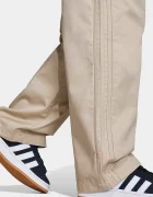adidas Originals Детски панталон в бежово с изчистен дизайн KC8673