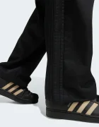 adidas Originals Детски панталон в черно с изчистен дизайн KC7033