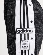 adidas Originals Къс панталон в черно с апликация с висока талия KD2837