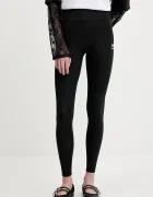 adidas Originals Клин Essentials в черно с изчистен дизайн JY0015