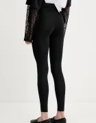 adidas Originals Клин Essentials в черно с изчистен дизайн JY0015