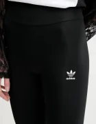 adidas Originals Клин Essentials в черно с изчистен дизайн JY0015