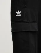 adidas Originals Памучен панталон Essentials мъжки в черно с кройка тип карго JX3913