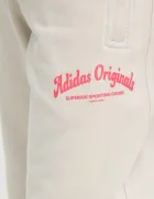 adidas Originals Памучен спортен панталон Wabash в бежово с принт JD0672