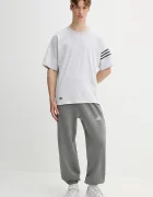 adidas Originals Памучна тениска Neuclassics в сиво с меланжов десен HZ3699