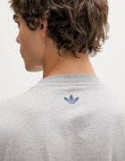 adidas Originals Памучна тениска в сиво с принт KE2251