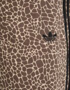 adidas Originals Панталон в кафяво с широка каройка с висока талия KD8811