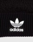 adidas Originals Шапка в черно с фина плетка