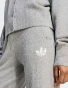 adidas Originals спортен панталон дамски Essentials Knit сив със стандартна талия IA4439