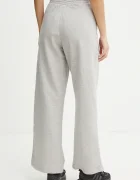 adidas Originals Спортен панталон Femme Galore Wideleg Fleece Pants в сиво с меланжов десен JN3028