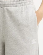 adidas Originals Спортен панталон Femme Galore Wideleg Fleece Pants в сиво с меланжов десен JN3028