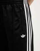 adidas Originals Спортен панталон Firebird в черно с апликация KD7976