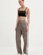 adidas Originals Спортен панталон в кафяво с десен KD8820
