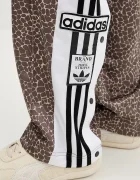 adidas Originals Спортен панталон в кафяво с десен KD8820