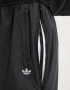 adidas Originals Спортен панталон WOVEN TP в черно с апликация JX9206