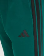 adidas Спортен панталон Essentials в зелено с десен JD1860