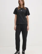 adidas Тениска Essentials в черно JC5943