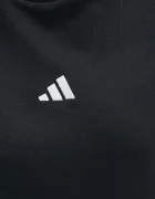 adidas Тениска Essentials в черно JC5943