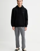 AllSaints панталони от памук мъжки в сиво с десен M035TB