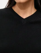Answear.LAB Пуловер от мериносова вълна с тънък шал в черно от лека материя