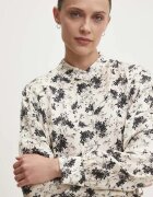 Answear.LAB Рокля в бежово среднодълга със стандартна кройка