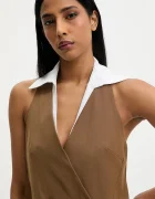 Answear.LAB Рокля в кафяво къса с кройка по тялото