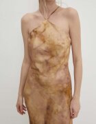 Answear.LAB Рокля в златисто дълга със стандартна кройка