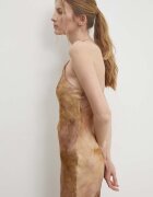 Answear.LAB Рокля в златисто дълга със стандартна кройка