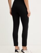 ARMANI EXCHANGE Спортен панталон в черно с апликация XW002210 AF21298