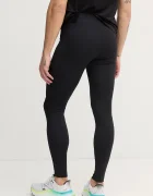 Asics Клин за бягане Core в черно с изчистен дизайн 2011D220