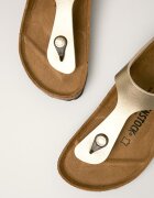 Birkenstock Джапанки Gizeh в златисто с равна подметка 1016109