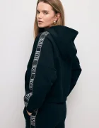 BIZUU Суичър MAYRA в черно с качулка с апликация MAYRA CZARNY