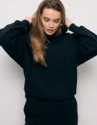 BIZUU Суичър MAYRA в черно с качулка с апликация MAYRA CZARNY