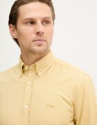 BOSS Orange Памучна риза в зелено със стандартна кройка с яка с копче 50519707