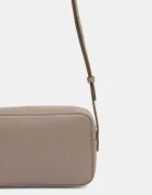 CALVIN KLEIN чанта crossbody дамска от имитация на кожа бежова LV04F3276G