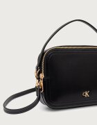 CALVIN KLEIN чанта crossbody дамска от имитация на кожа черна LV04F3678G