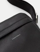 CALVIN KLEIN чанта през рамо мъжка от имитация на кожа черна LV04D3160G