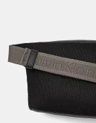 CALVIN KLEIN JEANS Чанта за кръст в черно LV04G3082G
