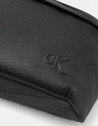 CALVIN KLEIN JEANS Чанта за кръст в черно LV04G3082G