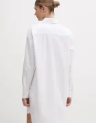 CALVIN KLEIN JEANS Памучна рокля в бяло къса с уголемена кройка LV047C022G