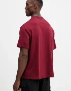 CALVIN KLEIN JEANS Памучна тениска в бордо с апликация LV04RC856G
