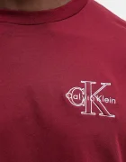 CALVIN KLEIN JEANS Памучна тениска в бордо с апликация LV04RC856G