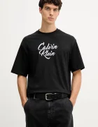 CALVIN KLEIN JEANS Памучна тениска в черно с апликация LV04RD801G