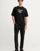 CALVIN KLEIN JEANS Памучна тениска в черно с апликация LV04RD801G