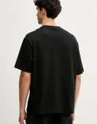 CALVIN KLEIN JEANS Памучна тениска в черно с апликация LV04RD801G