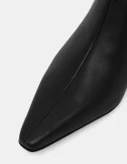 CALVIN KLEIN Кожени ботуши SET BACK KITTEN HEEL KNEE BOOT в черно с дебел ток HW0HW02587